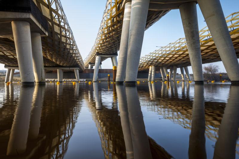 蓝天下的荷兰博世桥渡河铁路桥桥墩