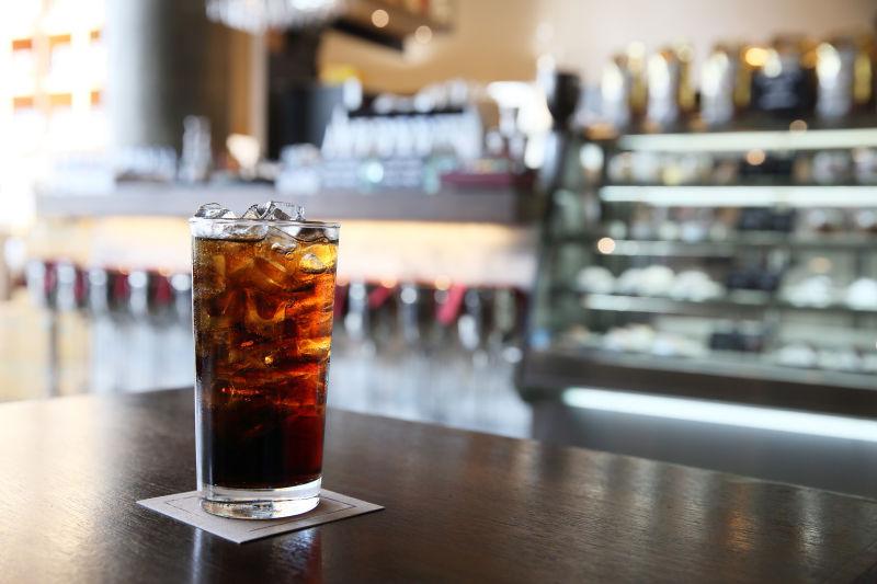 咖啡馆桌子上的一杯冰可乐