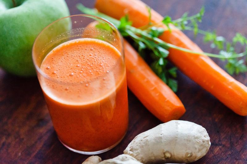 胡萝卜和杯子里的胡萝卜汁