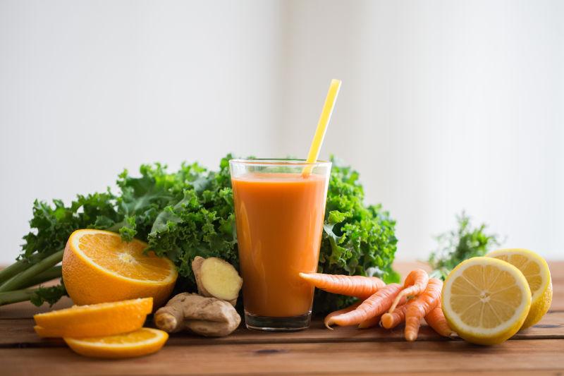 新鲜的蔬菜和果汁