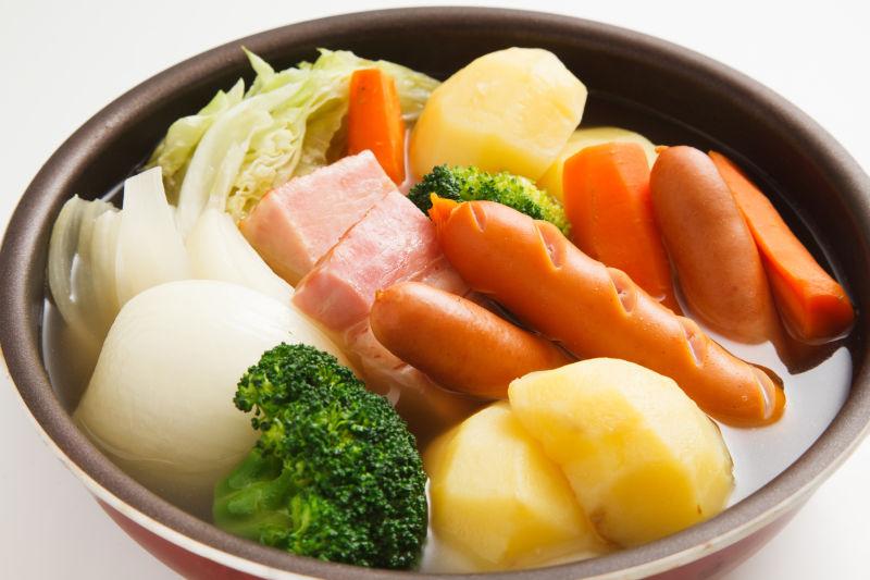 盆子里的各种新鲜蔬菜