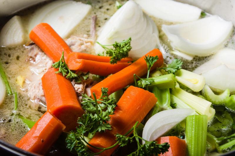 正在煲蔬菜清汤