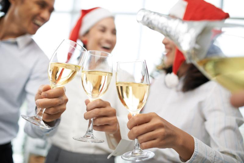 圣诞晚会上同事们碰杯的贴图