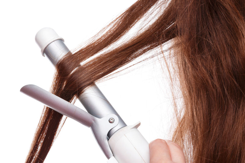 在用卷发棒烫卷头发