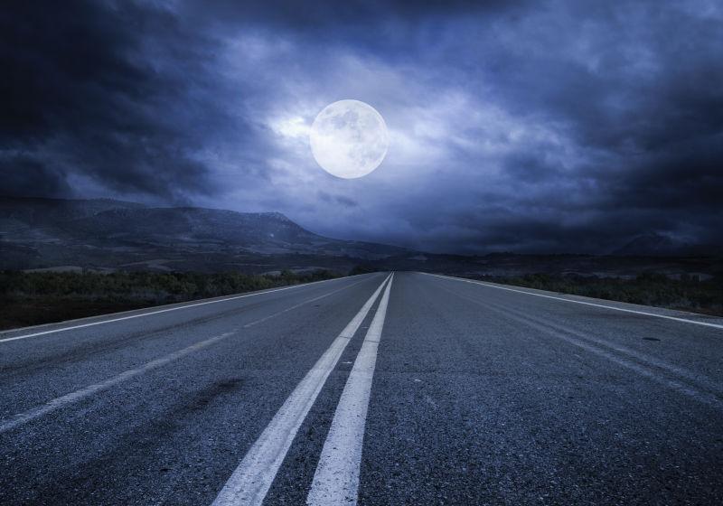 夜晚月光下的公路