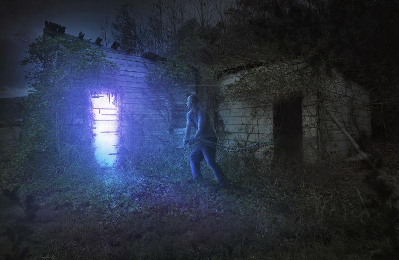 试图走进一扇发光的门的被锁链缠住的人