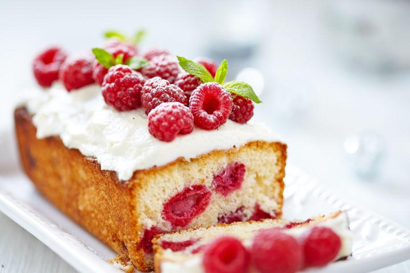 盘子上精美的树莓蛋糕