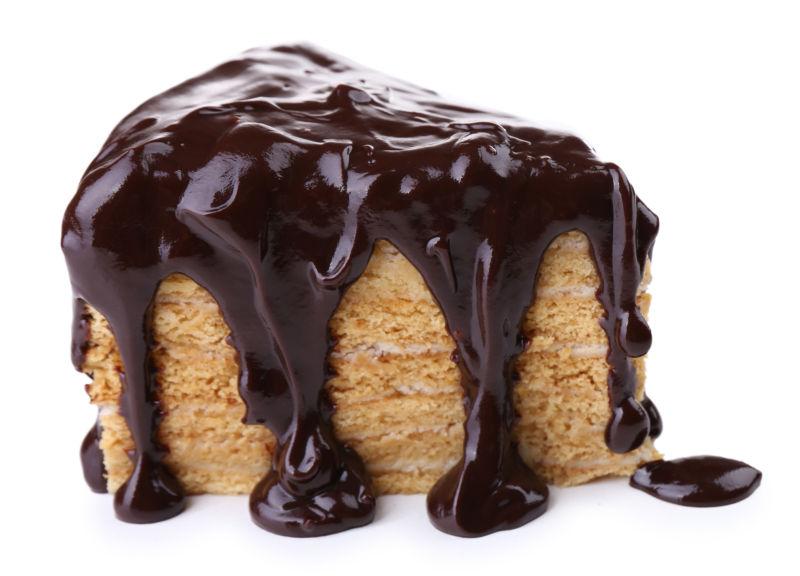 白色背景上的巧克力蛋糕