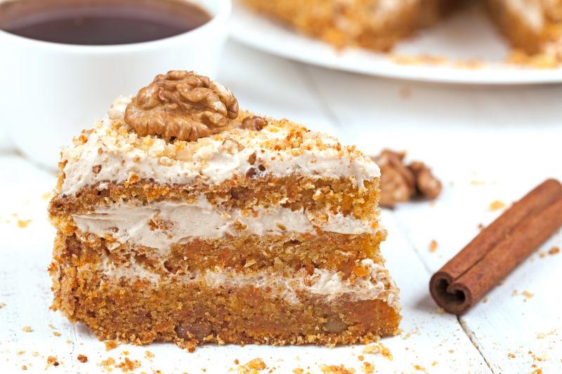 白色木桌上的坚果蛋糕