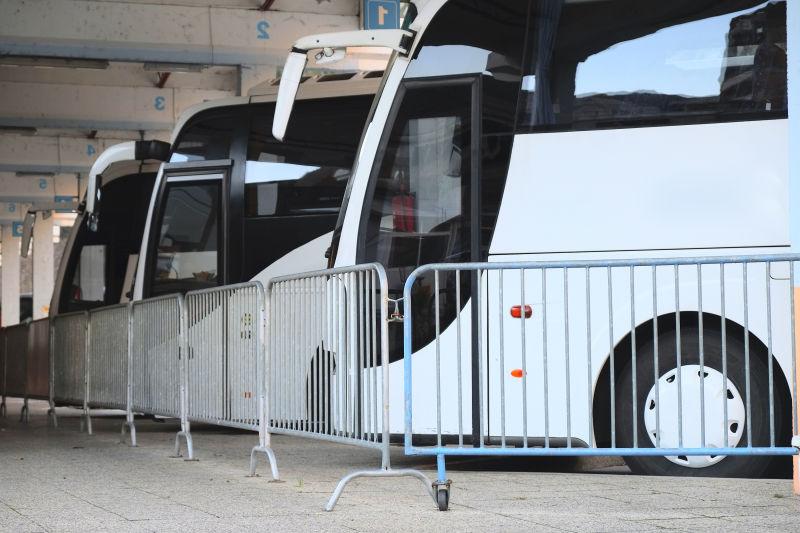 汽车站整齐停放的大巴士