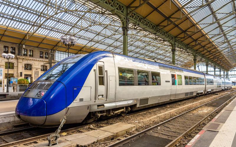 法国旅游站区域快车进站