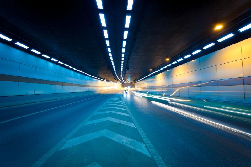 在隧道轨迹中的抽象车