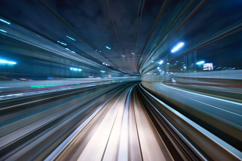 运动模糊的移动单轨车内的城市和隧道