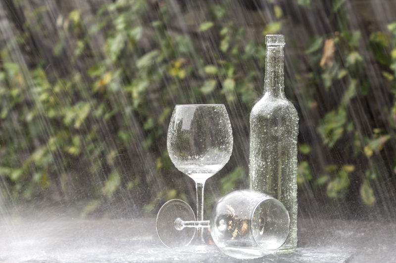 雨中的酒瓶和两个玻璃杯