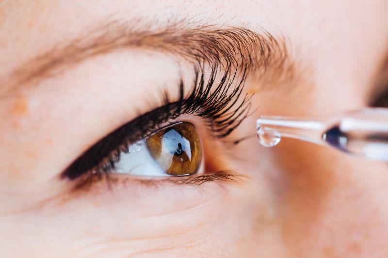 美女眼睛前面的吸液器