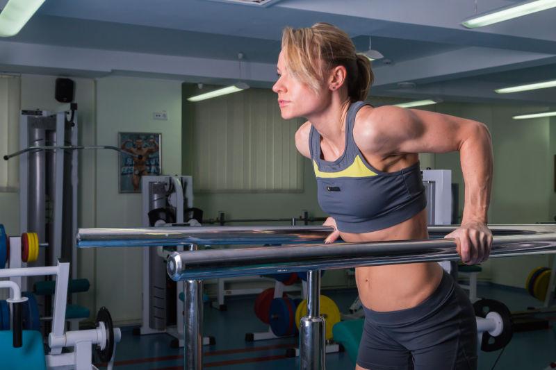 健身房里锻炼健身的年轻美女