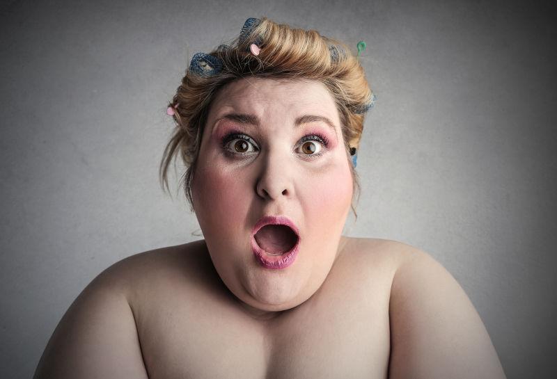 灰色背景中脂肪过多的女人