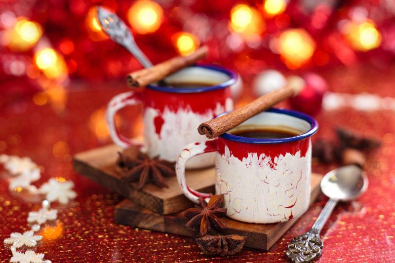 红色背景下的两杯热可可