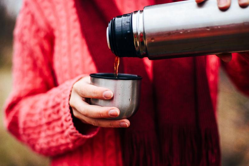 正在从保温杯子里到热茶