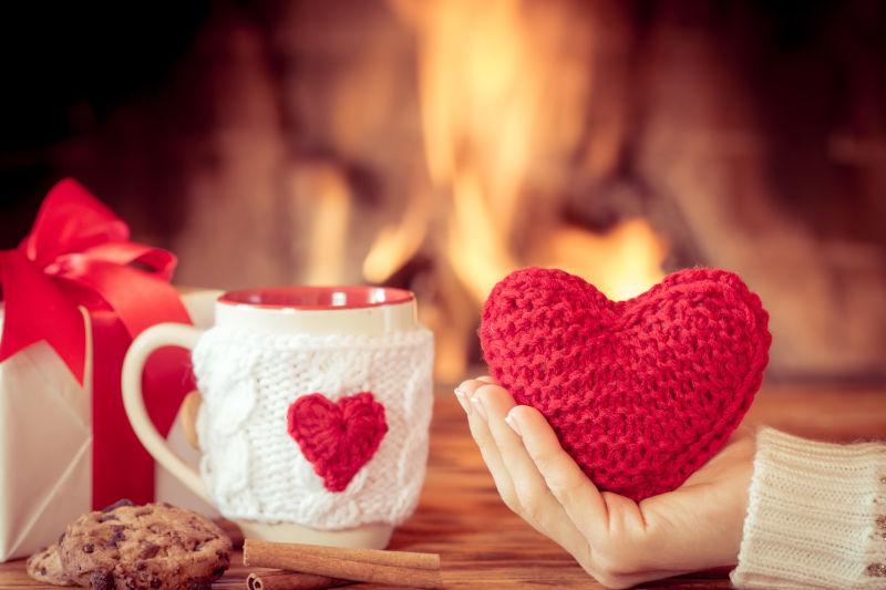 一个可爱的白色杯子和红心