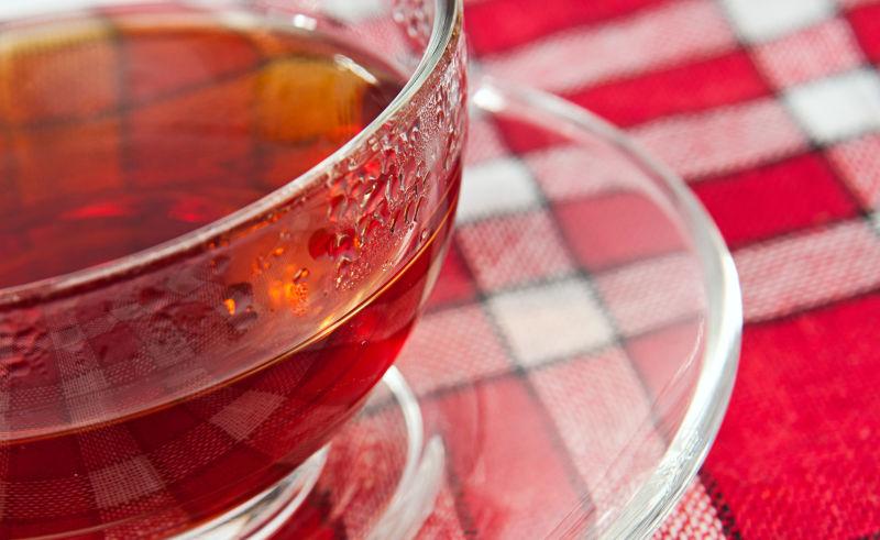 桌子上的一杯茶水