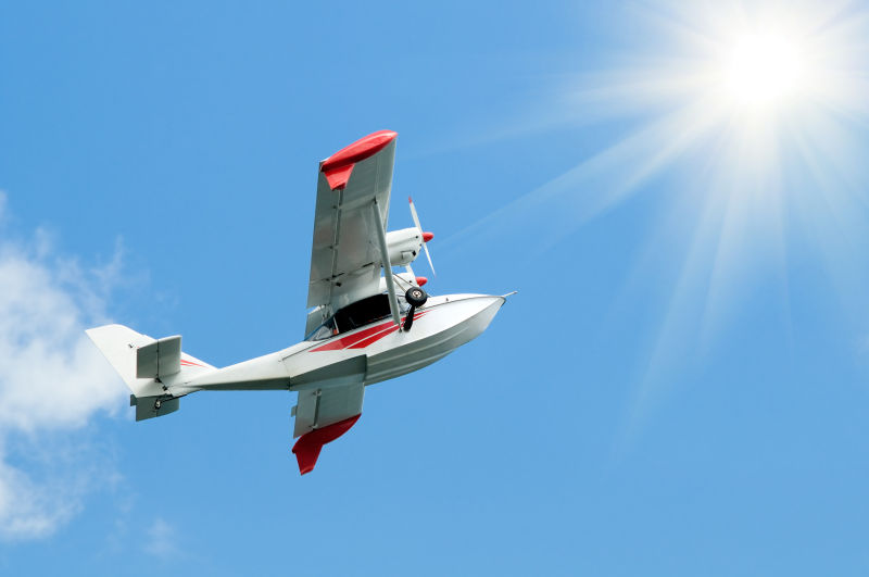 飞在蓝天的飞机