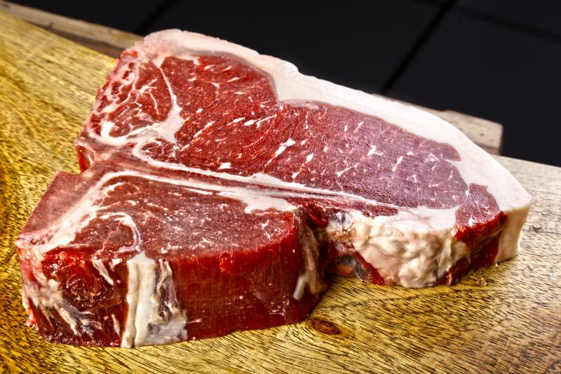 黄色木板上的生肉