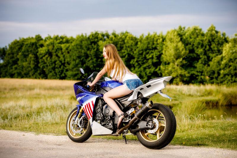 19美女发动摩托图片