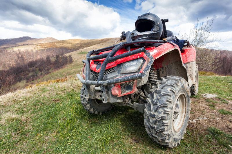 在阳光明媚的日子里山上的沙滩摩托车