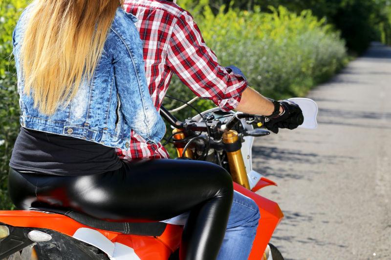 骑摩托车的男人和女人