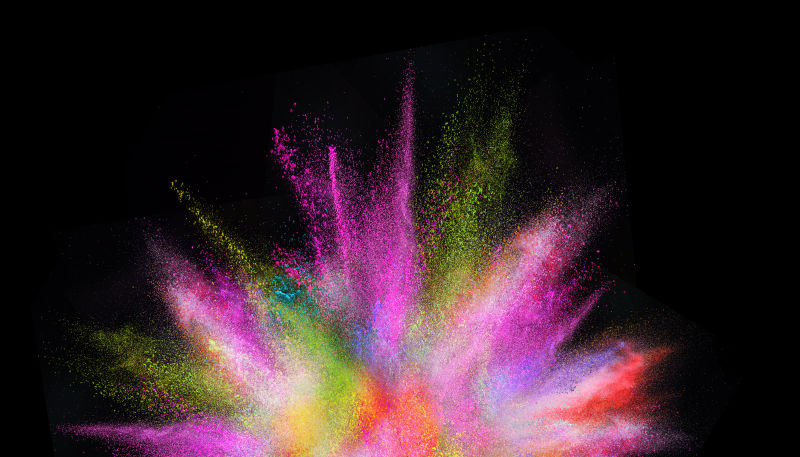 黑色背景下四处飞溅的粉尘