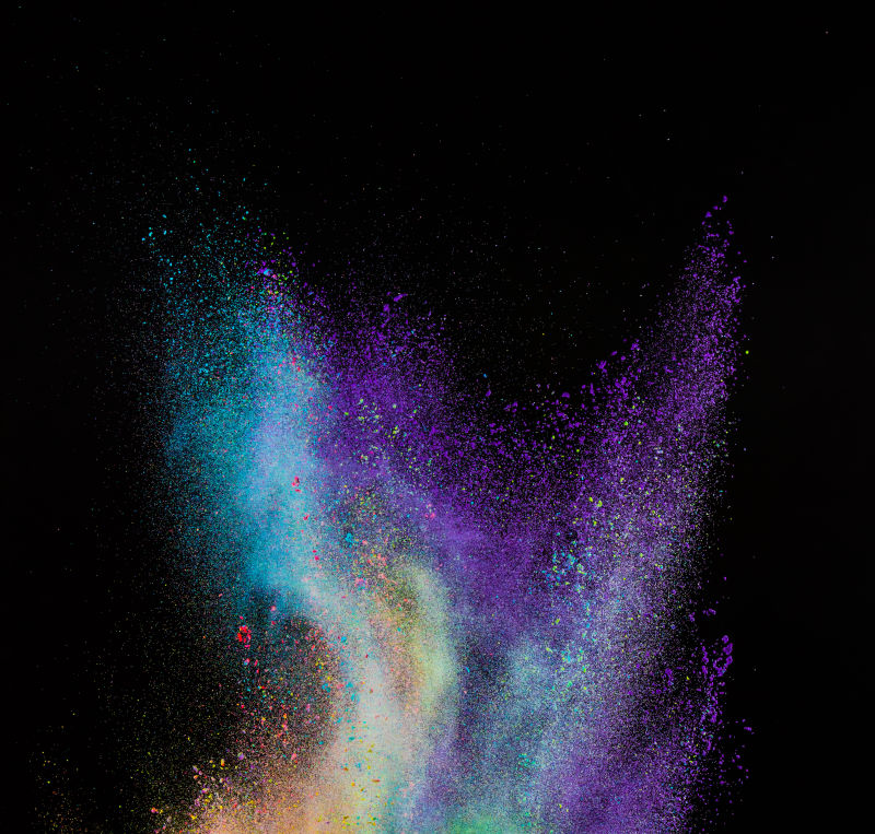 黑色背景下飞溅的粉尘