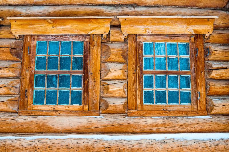 木制小屋的窗户