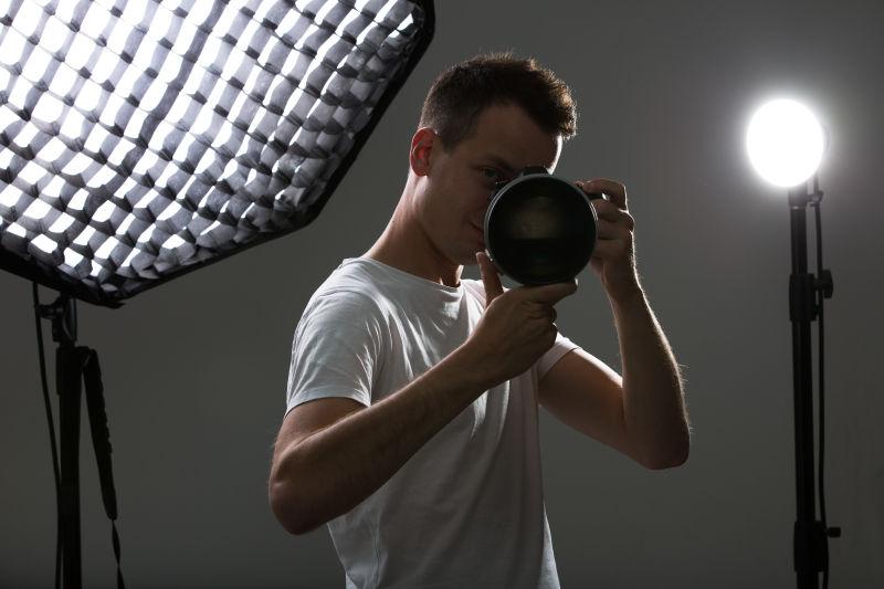 年轻的专业摄影师与数码相机