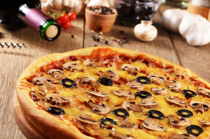 木桌上的蘑菇披萨