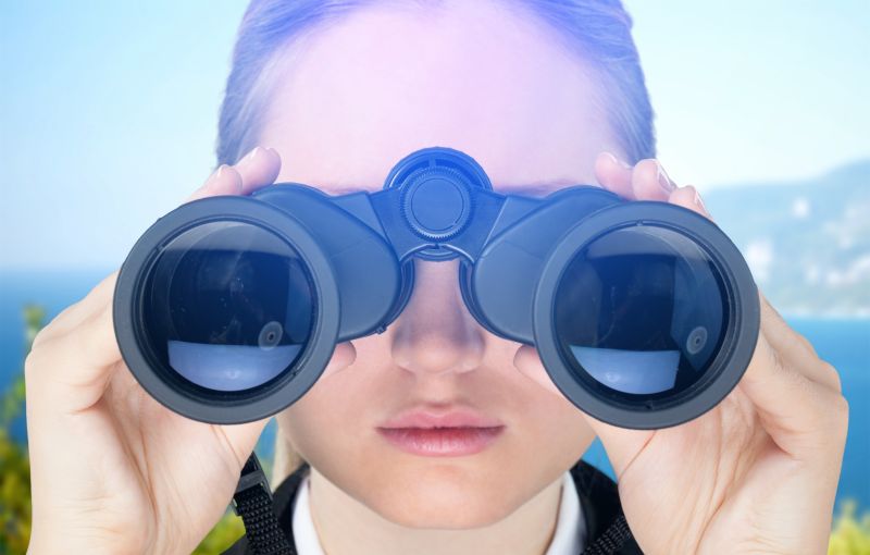 戴着望远镜女孩
