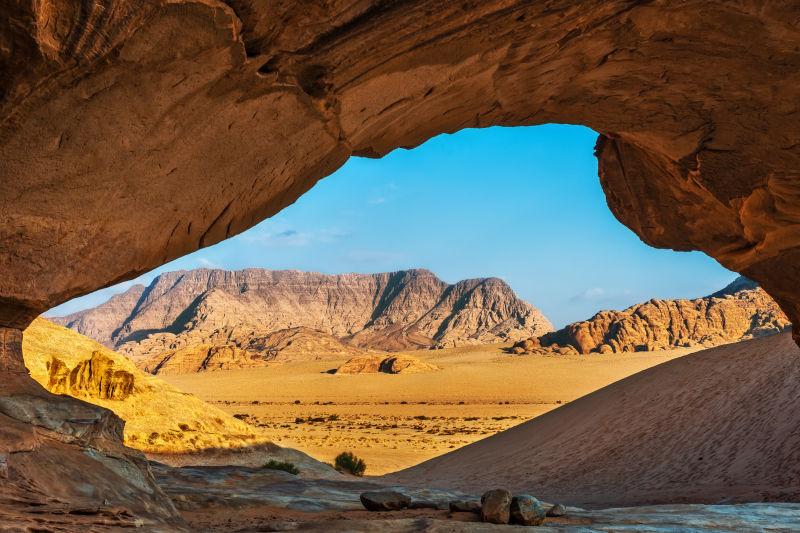 中东约旦瓦迪拉姆沙漠的岩石拱门