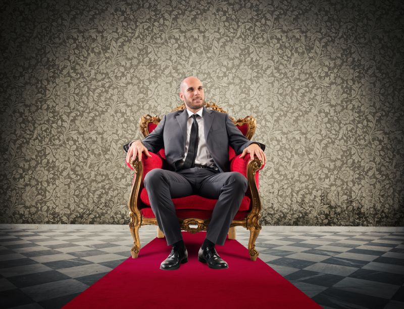 坐在皇家扶手椅上的成功商人