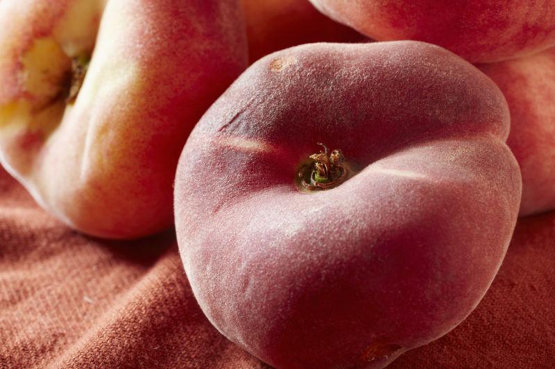 一碗甜甜圈桃子