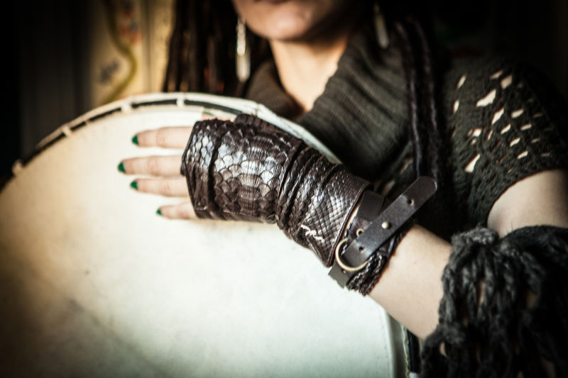 拿着铃鼓的女人