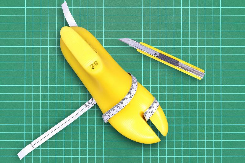 黄色塑料楦鞋的切割器和测量带
