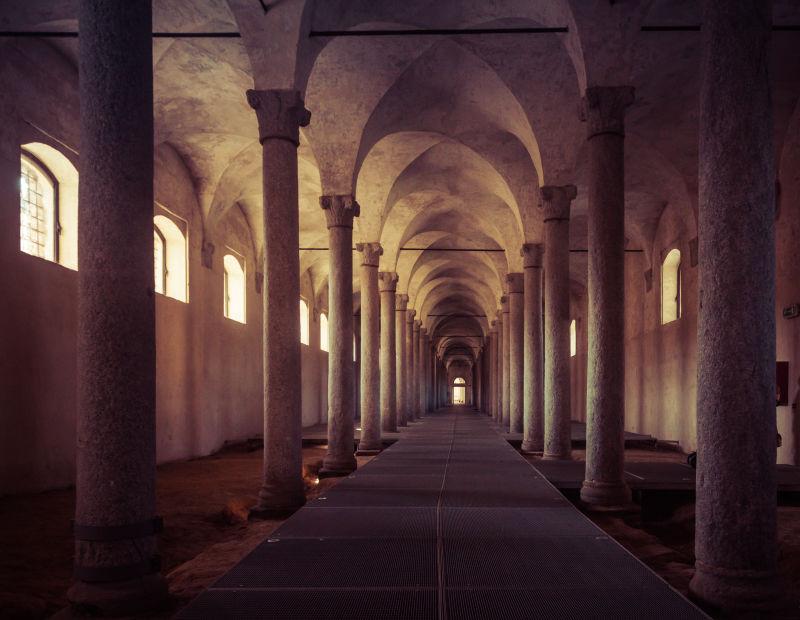 意大利宫殿内美丽的柱廊