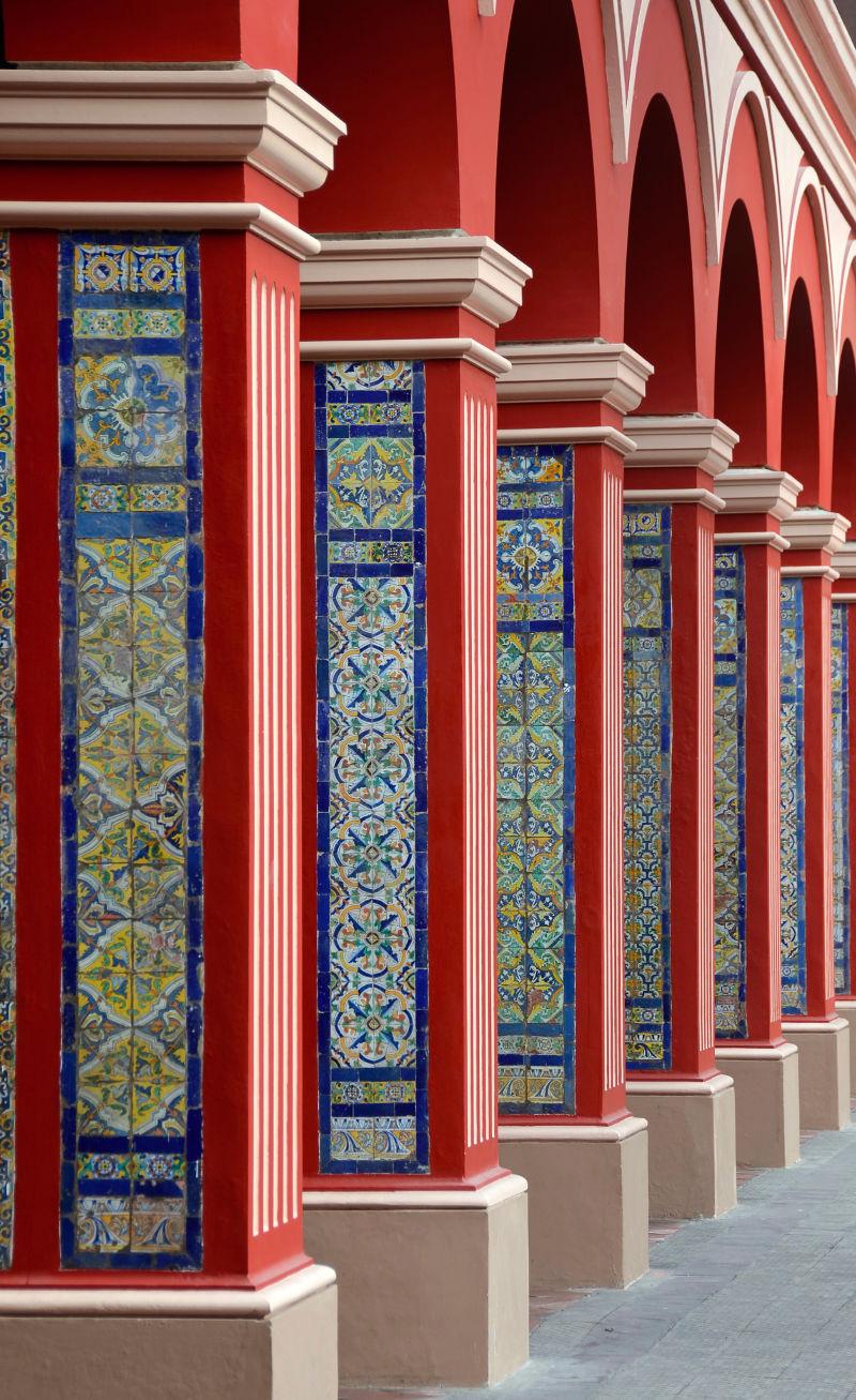 红拱柱上美丽的几何花纹