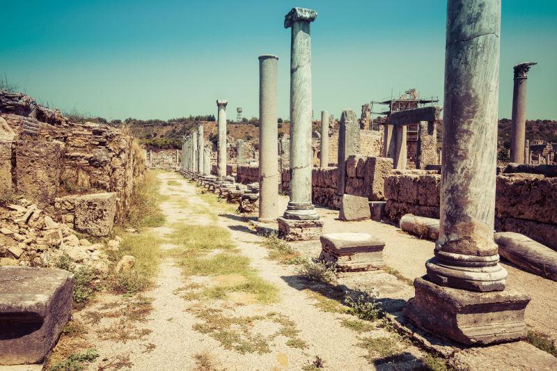 土耳其古代遗址上残旧风化的古老石柱