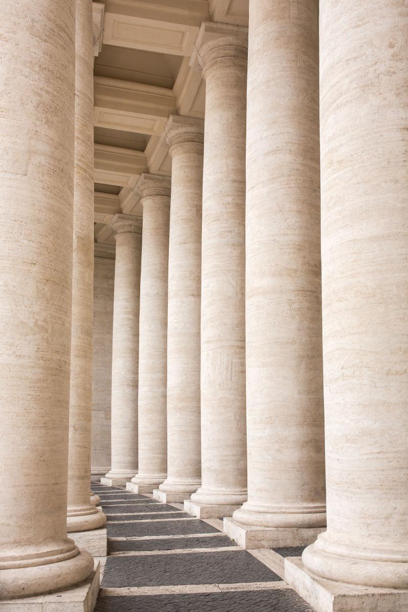 意大利罗马的圣彼得广场上美丽的石柱