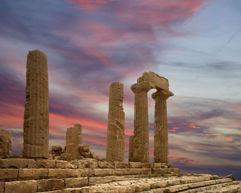 夕阳下美丽的古希腊神庙