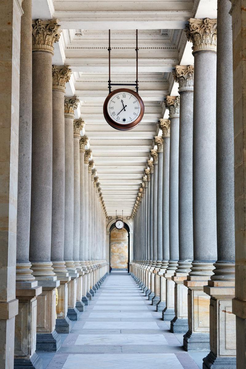 美丽的罗维柱廊上挂着一个复古的钟表