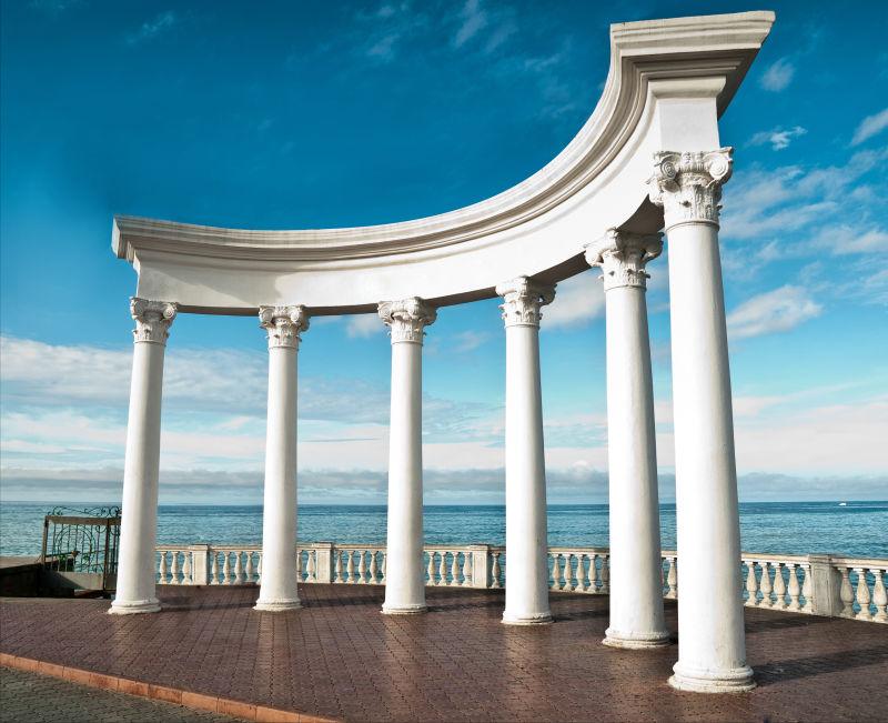 背靠美丽的大海的希腊建筑