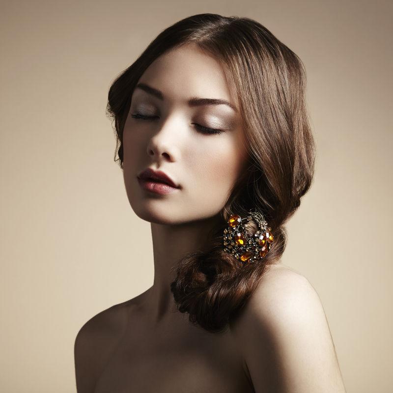 闭眼的棕发年轻美女