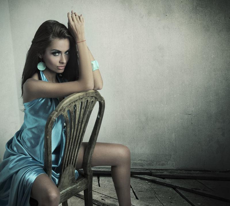 黑发美女坐在椅子上